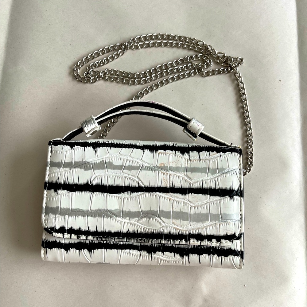 White black and silver crossbody Wallet Purse. NWOT